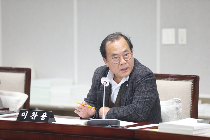 지난해 11월 27일 진행됐던 2023년 수원시의회 행정사무감사에서 이찬용(국힘·권선2) 의원이 발언하고 있다. (사진=수원시의회 제공)