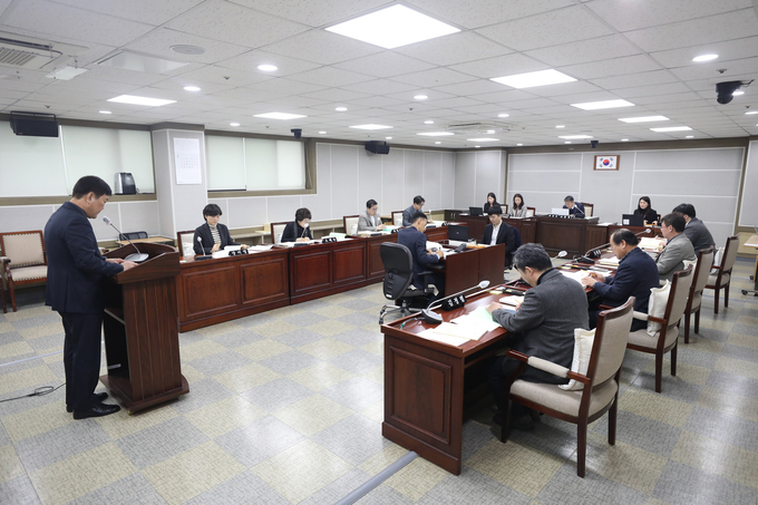지난 2월 19일 수원시의회 문화체육위원회 위원들이 행정사무감사 시정 및 요구사항 추진계획을 청취하고 있다. (사진=수원시의회 제공) 