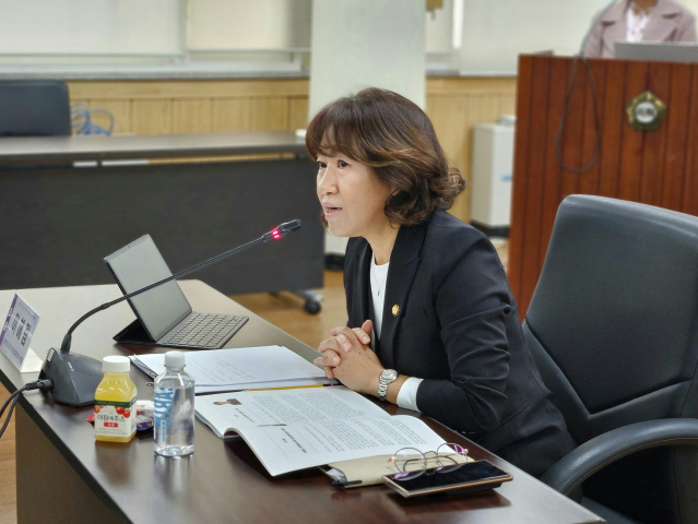 고양특례시의회가 여성 청소노동자들의 권리 향상을 위한 토론회를 개최한 가운데 이해림 환경경제위원장이 토론회에서 발언하고 있다.(사진=고양특례시의회 제공)