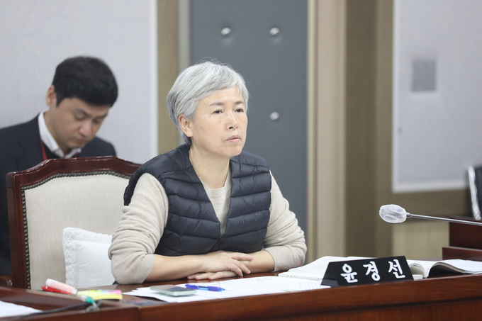 지난 2월 19일 수원시의회 윤경선(진보·평동) 의원이 복지안전위원회 행정사무감사 시정 및 요구사항 추진계획을 청취하고 있다. (사진=수원시의회 제공)