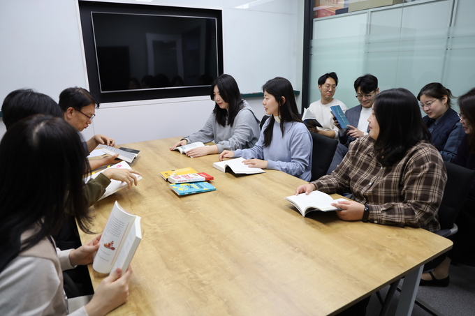 한국도로공사서비스 직원들이 임원진이 추천한 도서로 독서 토론을 실시하고 있다. (사진=한국도로공사서비스 제공)