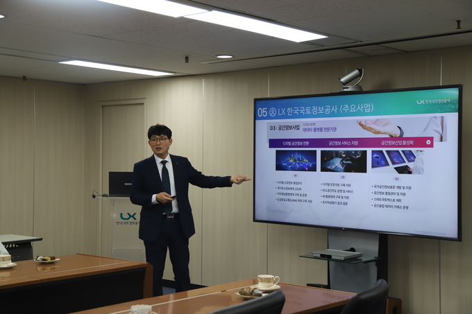 신서범 한국국토정보공사(LX) 경기남부지역본부장이 신구대학교 학생들에게 공사 소개를 하고 있다. (사진=한국국토정보공사 제공)