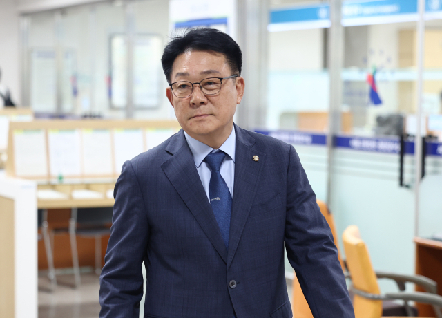 지난 8월 돈 봉투 의혹으로 기소된 허종식 더불어민주당 의원이 서울중앙지방법원에서 열린 1심 선고 공판에 출석하고 있다. ( 사진 = 연합뉴스 제공 )