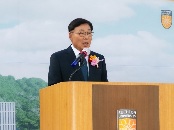 김병전 부천시의회 의장이 부천대학교 소사캠퍼스 2단계 건립사업 기공식에 참석해 축사를 하고 있다. (사진=부천시의회 제공)