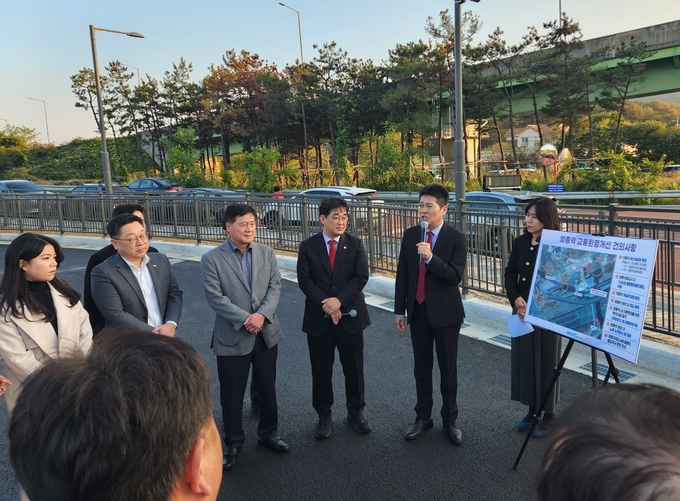 김정헌 중구청장(왼쪽에서 두번째)이 영종역 교통 환경 개선에 대한 건의 사항을 설명하고 있다. ( 사진 = 중구 제공 )