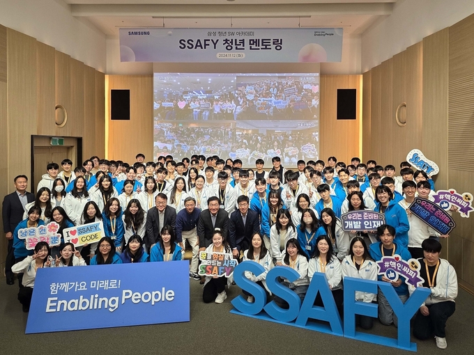 한종희 삼성전자 부회장이 지난 12일 삼성청년SW아카데미(SSAFY) 서울캠퍼스에서 교육생들을 위한 특강과 멘토링을 진행했다. (사진=삼성전자 제공)