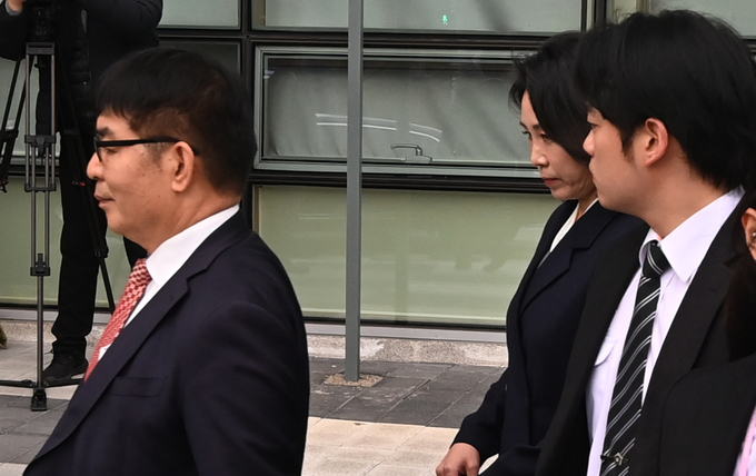 공직선거법 위반 혐의로 기소된 이재명 더불어민주당 대표의 아내 김혜경씨가 14일 오후 수원시 영통구 수원지방법원에서 열린 1심 선고 공판에서 벌금 150만원을 선고 받고 법정을 나서고 있다.