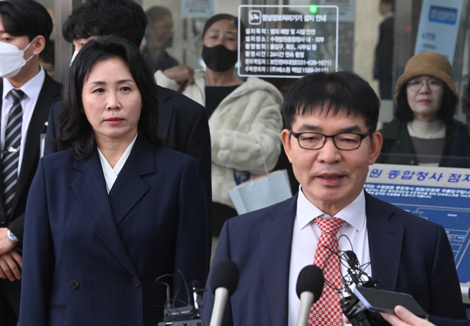 공직선거법 위반 혐의로 1심에서 벌금 150만원을 선고 받은 이재명 더불어민주당 대표의 아내 김혜경씨와 법무법인 다산 김칠준 변호사가 14일 오후 수원시 영통구 수원지방법원에서 열린 1심 선고 공판이 끝난 뒤 법정을 나서고 있다. 