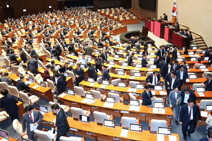 14일 오후 국회 본회의에서 국민의힘 의원들이 ‘김건희 여사 특검법’ 수정안에 대한 반대토론을 마친 뒤 표결 전 퇴장하고 있다 (사진=연합뉴스)