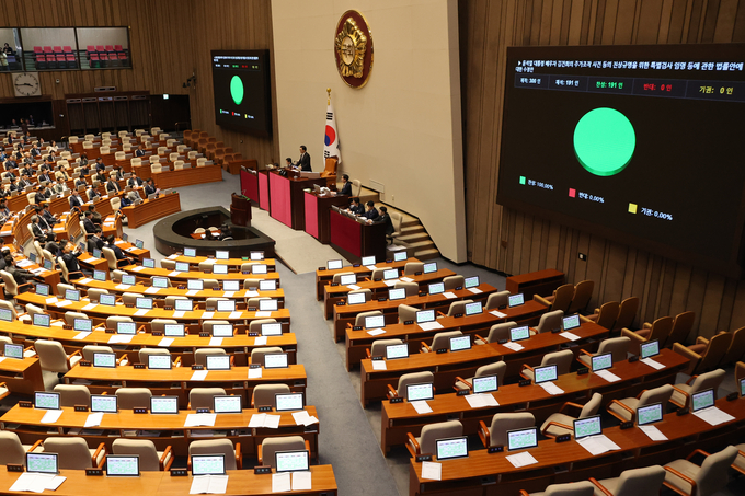 14일 오후 국회 본회의에서 ‘김건희 여사 특검법’ 수정안이 야당 단독으로 통과되고 있다. (사진=연합뉴스)