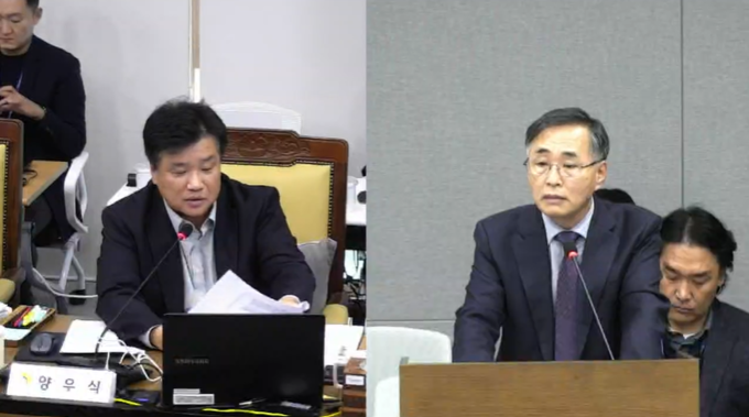 14일 진행된 경기도의회 기획재정위원회 행정사무감사에서 양우식(국힘·비례) 경기도의회 의원과 조창범 경기도 평화협력국장이 질의응답을 하고 있다. (사진=경기도의회 유튜브 캡처)