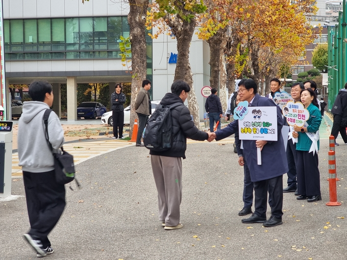 도성훈 인천시교육감이 14일 동산고등학교 앞에서 수험생들을 응원하고 있다. ( 사진 = 김민지 기자 )