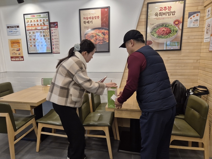 14일 새벽 수능 도시락을 준비하고자 학부모가 죽집을 찾은 모습. ( 사진 = 유지인 기자 )