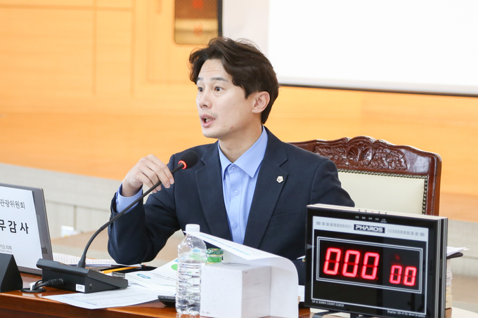 황대호 문화체육관광위원회 위원장이 수원월드컵경기장관리재단에 질의를 하고 있다.(사진=경기도의회 제공)