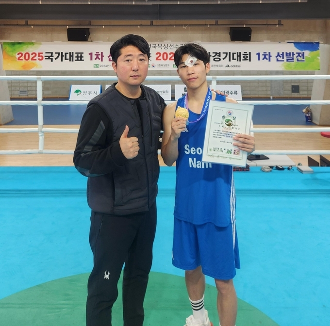 제78회 전국복싱선수권대회, 2025 국가대표 1차선발전 겸 2026아시아경기대회 1차선발전 남자부 51㎏급 결승전에서 정상에 오른 윤태근(성남시청)이 기념 사진을 찍고 있다. (사진=성남시청 제공)