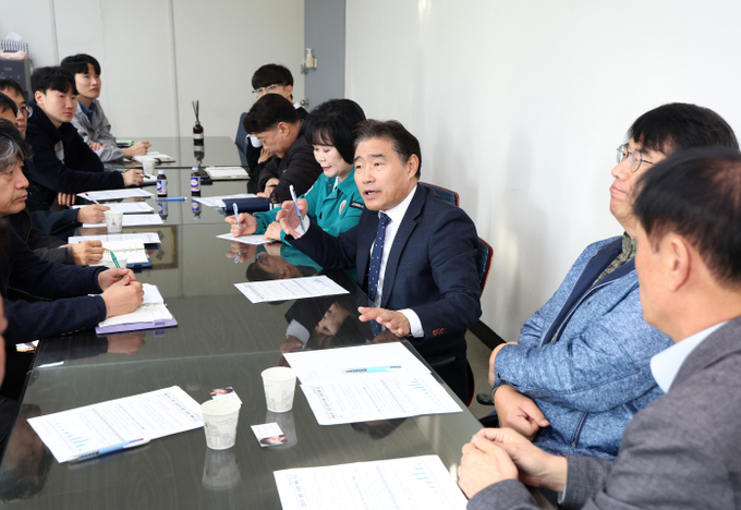 고양특례시의회가 마을버스조합 고양지부를 방문해 애로사항을 청취한 가운데 김운남 의장이 발언하고 있다. (사진=고양특례시의회 제공)