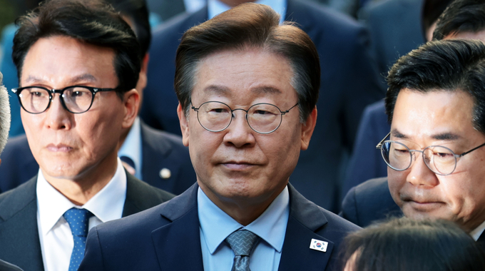 이재명 더불어민주당 대표가 15일 오후 서울 서초구 서울중앙지법에서 열린 공직선거법 위반 혐의 관련 1심 선고 공판을 마친 뒤 법원 청사를 나서고 있다. 이날 서울중앙지법 형사합의34부(한성진 부장판사)는 공직선거법 위반 혐의로 불구속기소된 이 대표에게 징역 1년에 집행유예 2년을 선고했다. (사진=연합뉴스)