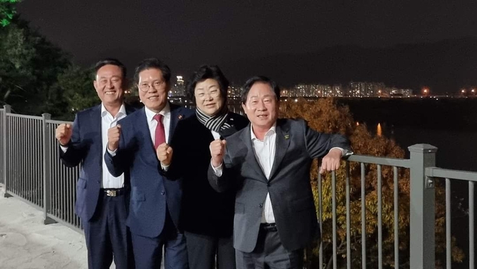 송석준 국민의힘 의원(왼쪽 두 번째)은 주광덕 남양주시장(맨 오른쪽), 김경희 이천시장(오른쪽 두 번째), 이충우 여주시장(맨 왼쪽) 등을 만나 지역 현안을 논의했다. (사진=송석준 의원 페이스북 캡처)