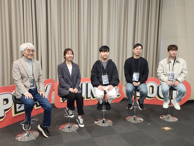 '2024 플레이 펀앤굿' 연사들이 기념사진을 촬영하고 있다. (왼쪽부터)윤태진 연세대학교 교수, 이순주 오븐게임즈 이사, 박재형 올드아이스 대표, 박재희 희망스튜디오 팀장, 스트리머 박서림씨. (사진=이효정 기자)