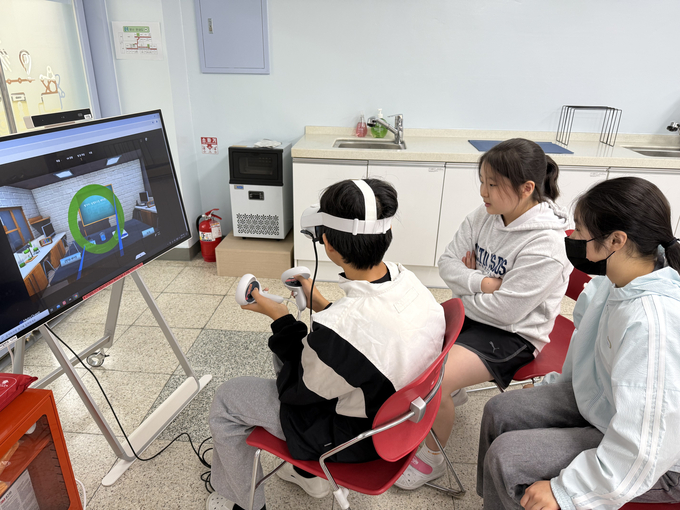 청옥초등학교에서 VR 활용 수업이 진행되고 있다. (사진=청옥초등학교 제공)