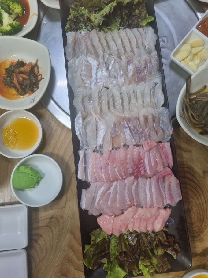 홍어 모둠. ( 사진 = 대청도 돼지가든 제공 )