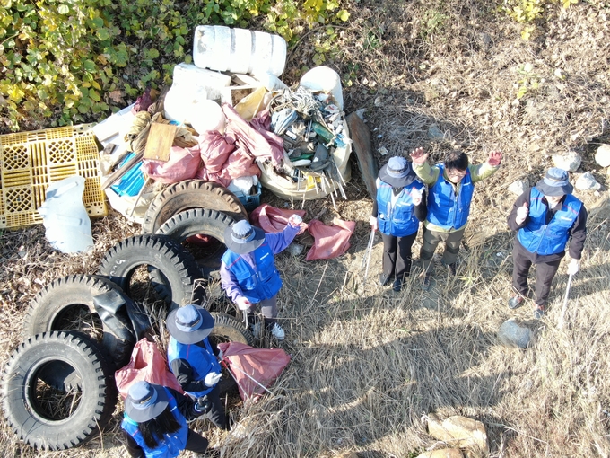 이날 환경정화 활동으로 약 15톤의 쓰레기를 치웠다. ( 사진 = 영종환경연합 제공 ) 