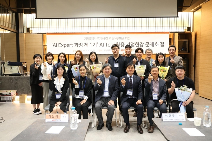이남식 재능대학교 총장(중앙에서 왼쪽)이 2024 AI Expert 1기 교육과정 수료생들과 기념 촬영하고 있다. ( 사진 = 재능대학교 제공 ) 