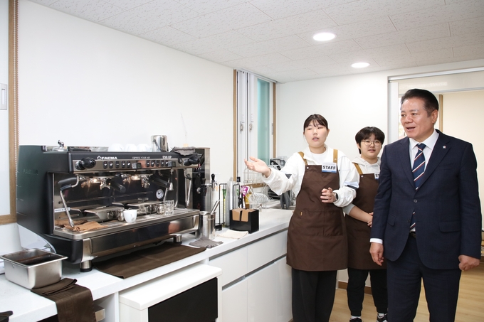 최대호 안양시장이 '꿈드림 교육장 B612' 개관식에 참석 후 교육장 내부시설을 둘러보고 있다. (사진=안양시 제공)