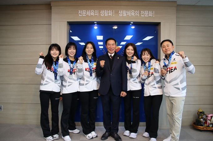 지난 15일 이원성 경기도체육회장과 경기도청 컬링팅이 월드투어 메달 봉납식을 진행한 뒤 기념사진을 찍고 있다. (사진=경기도체육회 제공)