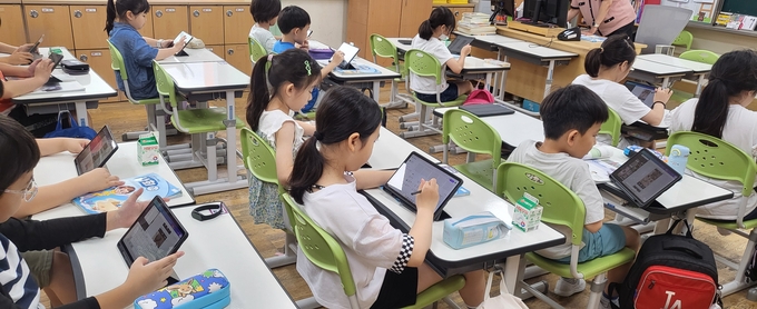 동수원초등학교에서 AI 코딩 체험활동이 진행되고 있다. (사진=동수원초등학교 제공 )