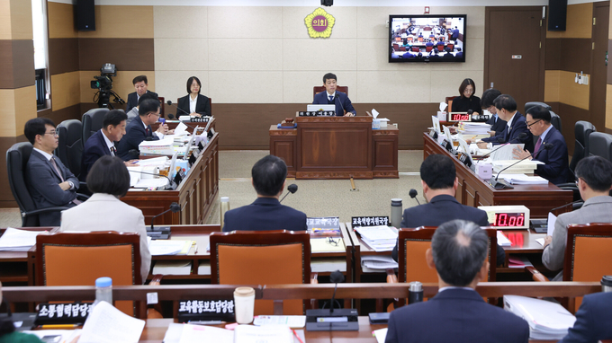 인천시의회 교육위원회는 지난 15일 교육위원회 회의실에서 2024년 인천시교육청 소관 업무에 대한 행정사무감사를 실시하고 있다. ( 사진 = 인천시의회 제공 )