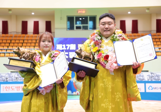 17일 충북 괴산군 괴산문화체육센터에서 열린 제17회 전국생활체육 대장사씨름대회에서 대장사에 등극한 박지유(수원특례시)와 김재영(김포시)가 기념사진을 찍고 있다. (사진=대한씨름협회 제공)