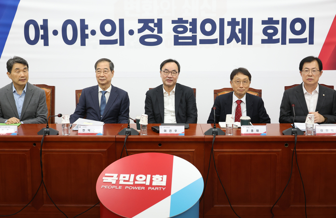 한덕수 국무총리(왼쪽 두번째부터)와 이진우 대한의학회장, 이종태 KAMC 이사장, 국민의힘 이만희 의원 등이 17일 국회에서 열린 '여야의정 협의체' 회의에 참석, 시작을 기다리고 있다. (사진=연합뉴스)