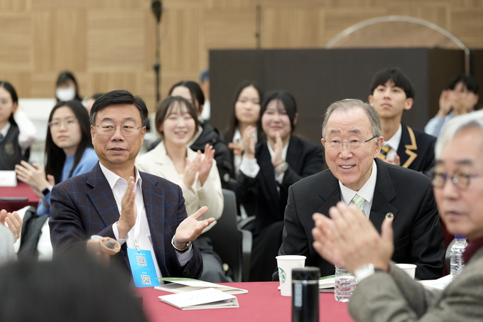 신상진 성남시장이 UN청소년환경총회 폐회식에 참석했다. 반기문 전 UN사무총장과 함께 한 신 시장. (사진=성남시 제공)