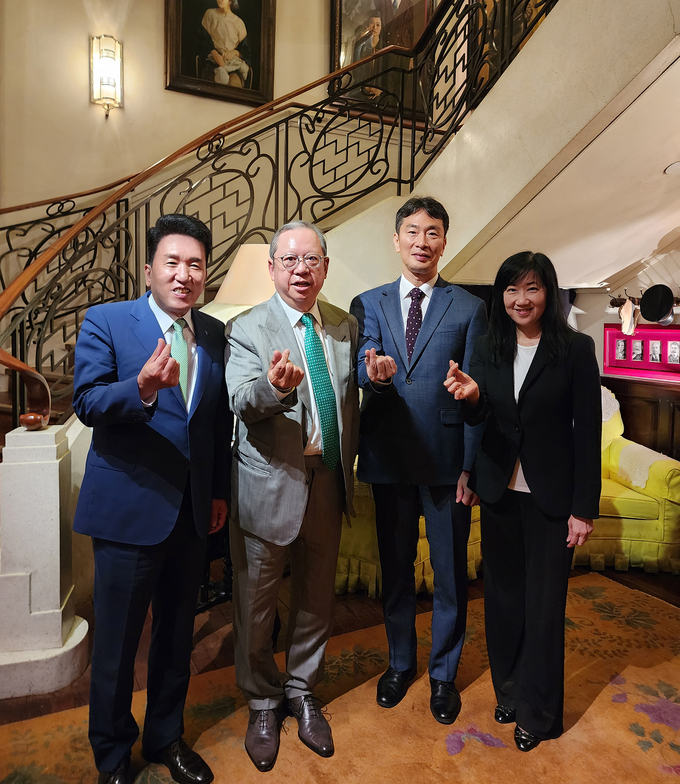(왼쪽부터) 함영주 하나금융그룹 회장, 피터 람(Peter Lam) 홍콩 무역발전국 회장, 이복현 금융감독원장, 마가렛 퐁(Margaret Fong) 상임이사가 조찬을 마친 뒤 기념촬영을 하고 있다. (사진=하나금융그룹 제공)