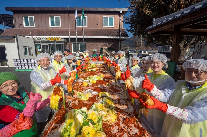 이석준 NH농협금융지주 회장(왼쪽 2번째)과 농협금융 봉사단 및 마을주민들이 김치를 담그고 있다. (사진=NH농협금융지주 제공)
