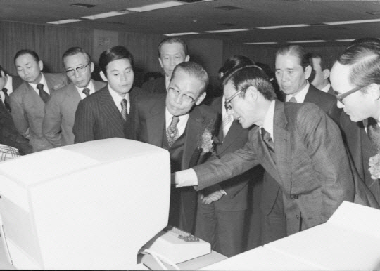1976년 삼성그룹 전산실 개장식에서 설비를 둘러보는 이병철(왼쪽 네번째) 삼성 창업주와 이건희(왼쪽 세번째) 삼성전자 선대회장. (사진=삼성 제공)