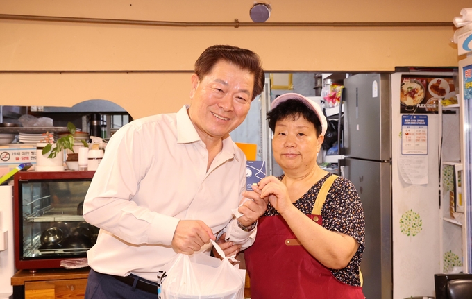 박승원 광명시은 광명사랑화폐(지역화폐) 카드 결제 수수료 지원으로 경기침체로 어려움을 겪는 영세 소상공인들을 위한 경제적 지원을 한다. (사진=광명시 제공)