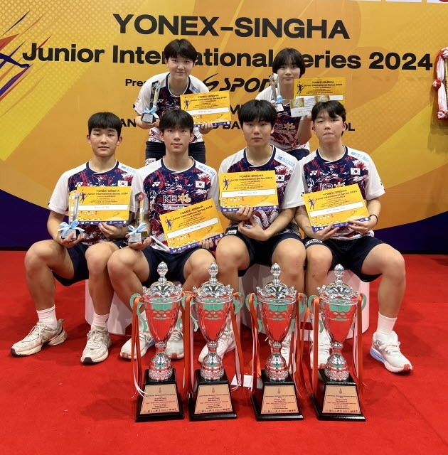지난 12~17일 태국 방콕 반통요드 배드민턴스쿨에서 열린 2024 YONEX-SINGHA 태국주니어배드민턴선수권대회에서 우승한 한국 선수들이 기념사진을 찍고 있다. (사진=대한배드민턴협회 제공)