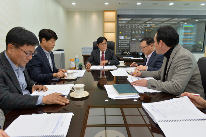박용철 강화군수가 관계 공무원들과 공약 사항과 관련한 회의를 하고 있다. ( 사진 = 강화군 제공 )