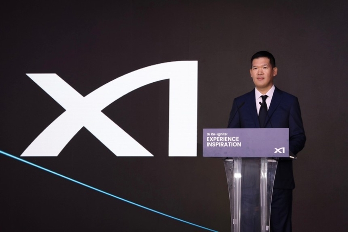 허윤홍 GS건설 대표가 18일 진행된 '자이 리이그나이트(Xi Re-ignite)' 행사에서 새로운 자이(Xi) BI와 로고를 선보였다. (사진=GS건설 제공)