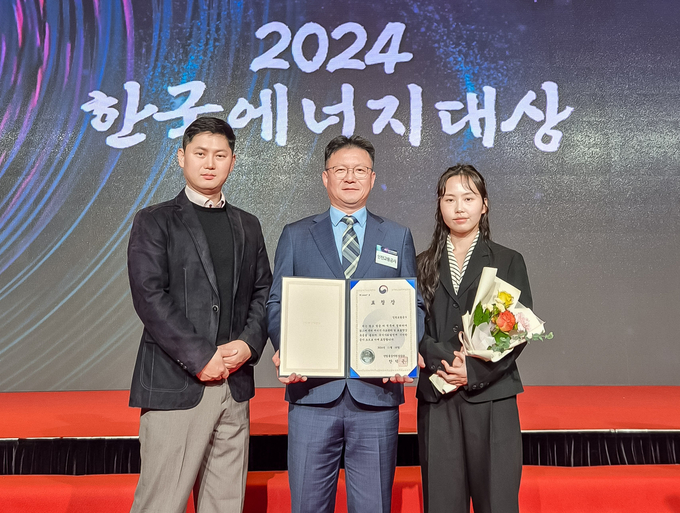 2024년 한국에너지대상에서 장관 표창을 받은 오재환 인천교통공사 전기팀장(가운데)과 담당자들이 기념촬영하고 있다. ( 사진 = 인천교통공사 제공 ) 