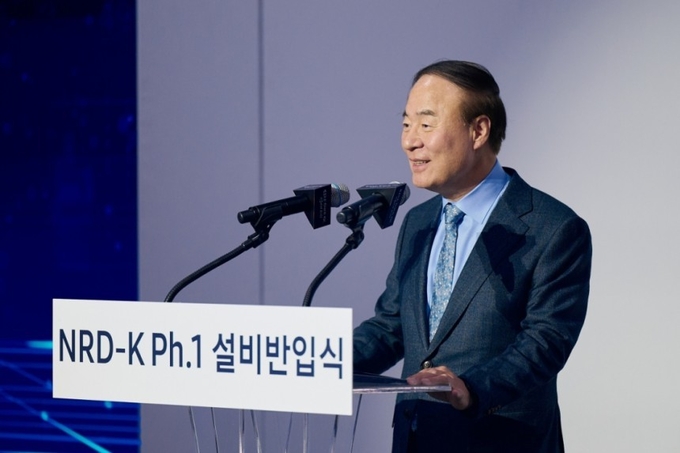 18일 삼성전자 기흥캠퍼스에서 열린 NRD-K 설비반입식에서 전영현 부회장이 기념사를 하는 모습. (사진=삼성전자 제공)