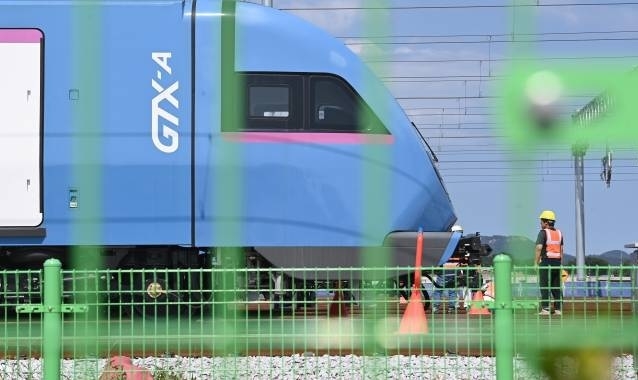 지난 9월 3일 파주시 운정차량기지에서 관계자들이 수도권 광역급행철도 A노선(GTX-A) 열차를 점검하고 있다. (사진=옥지훈 기자)