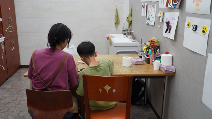 인천시피해장애아동쉼터 이용 아동이 ‘검단라파언어심리센터’에서 미술 교육을 하고 있다. ( 사진 = 인천시사회서비스원 제공 )