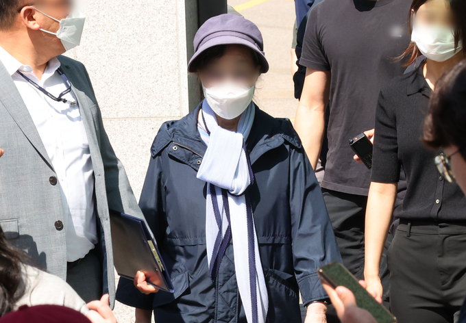 통장 잔고 증명서 위조 혐의 등으로 작년 7월 징역 1년을 선고받고 복역 중이던 윤석열 대통령의 장모 최은순 씨가 지난 5월 14일 오전 가석방 돼 서울동부구치소를 나서고 있다. (사진=연합뉴스)