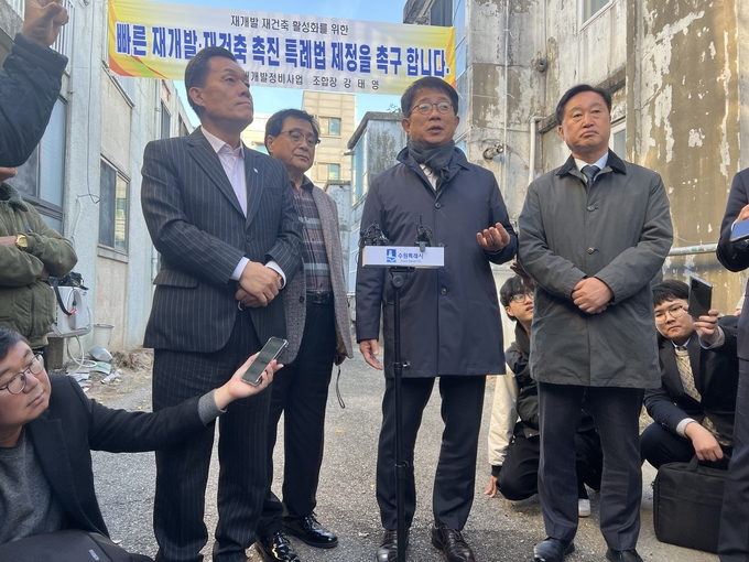 18일 수원시와 국토교통부의 영통1구역 재개발사업 진행 상황 현장 점검을 마치고 이재준 수원시장(앞줄 왼쪽부터), 박상우 국토부 장관, 김준혁(민주·수원시정) 국회의원이 질의응답을 하고 있다. (사진=장진 기자)