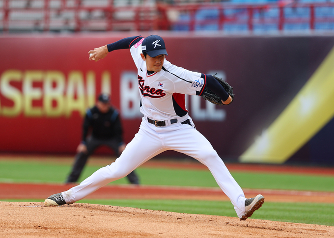 18일 대만 타이베이 톈무 구장에서 열린 2024 WBSC 프리미어12 B조 예선 5차전 호주와의 경기에서 고영표(kt)가 역투하고 있다. (사진=연합뉴스)
