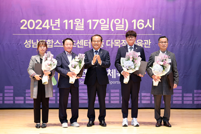 성남시의회 이덕수 의장 과 서은경, 최종성, 박명순, 윤혜선, 민영미 의원 등이 ‘2024년 성남시 체육인의 밤’ 행사에 참석, 체육인들을 격려했다. (사진=성남시의회 제공)