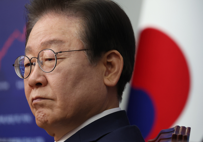 이재명 더불어민주당 대표가 18일 오전 국회에서 열린 최고위원회의에 참석해 입을 꽉 다문 표정을 짓고 있다. (사진=연합뉴스)